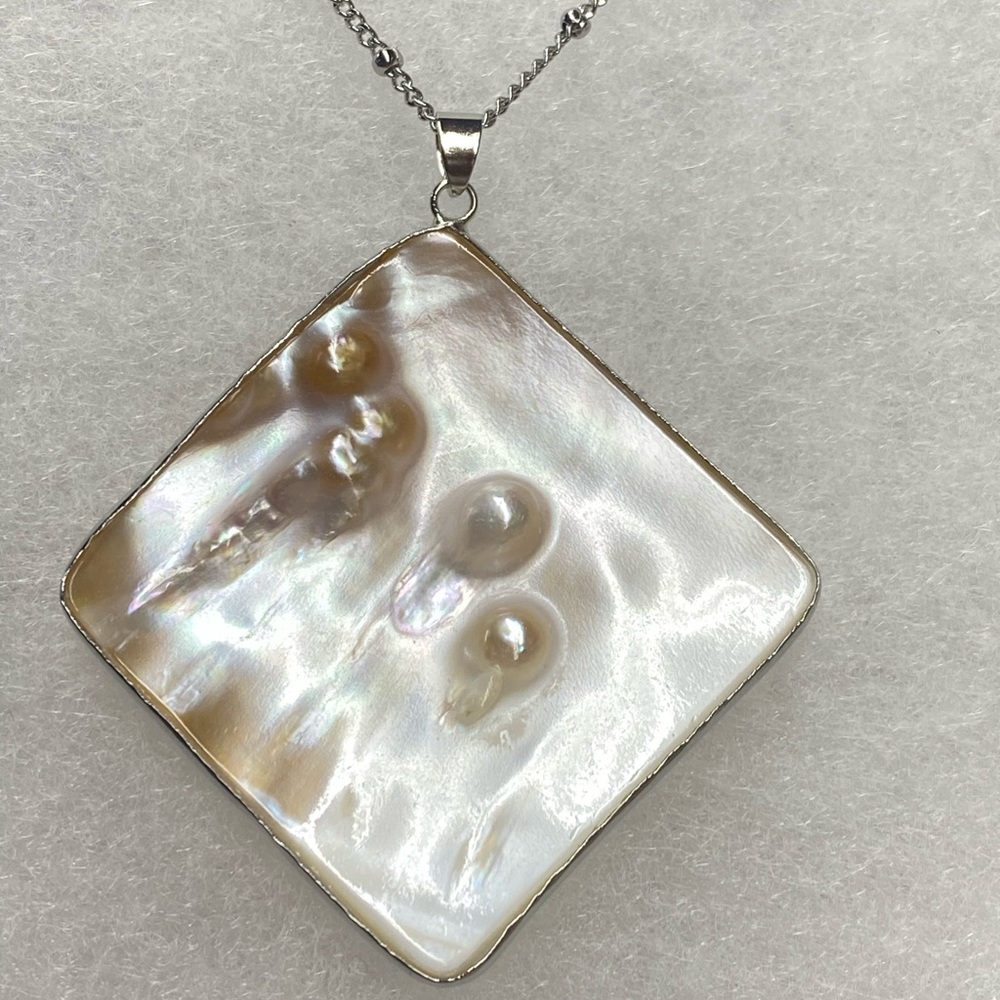 Large mother of pearl necklace